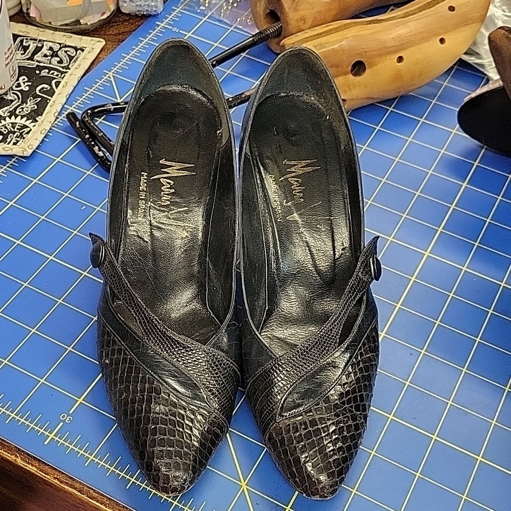 Mary V's Made in Spain Vintage Black Pumps Needs Heel Tips Size 8